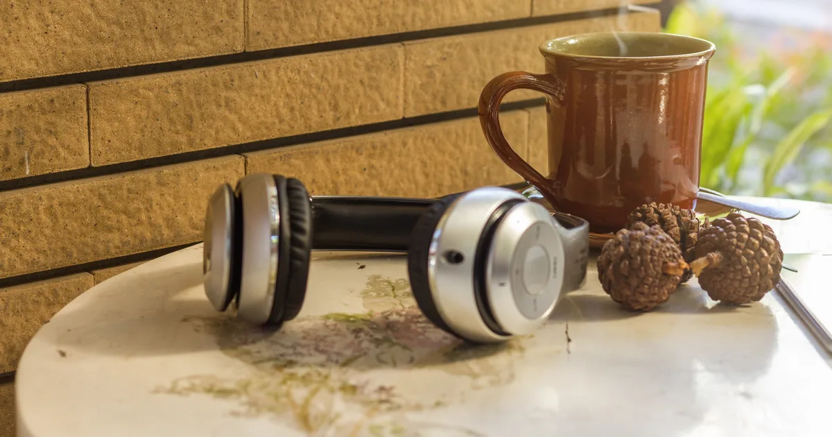 Primer plano de una taza de café solo sobre una mesa