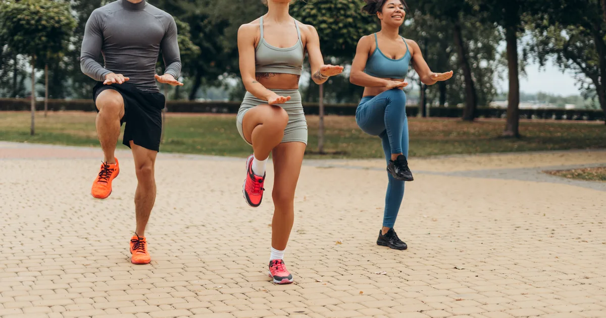 Grupo de personas haciendo ejercicio al aire libre en un parque